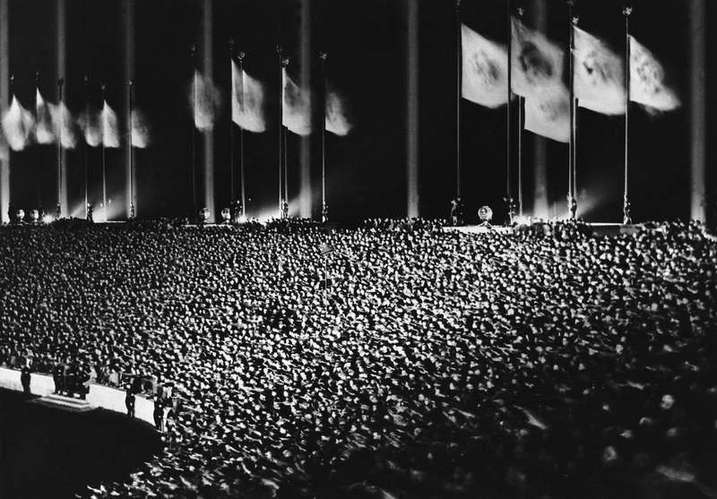 Illustration for article titled Así era la descomunal catedral del nazismo: un edificio de luz en el que el reich escenificaba sus mayores eventos